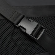 Cintura di sicurezza nera con fibbia in plastica su tessuto a rete. Accessorio resistente per zaini o borse, ideale per viaggi e attività outdoor.
