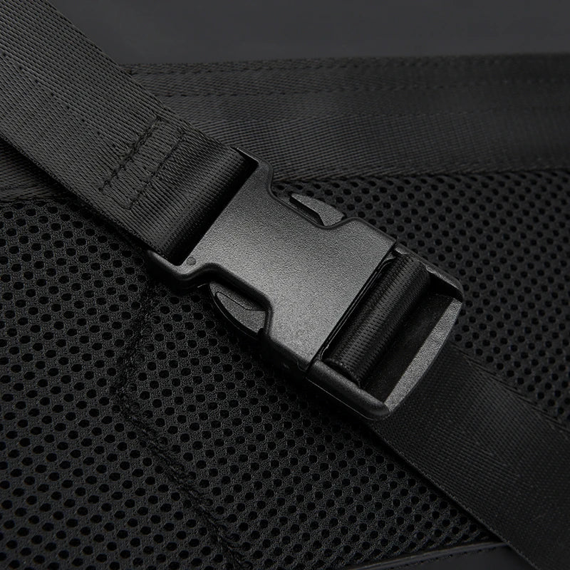 Cintura di sicurezza nera con fibbia in plastica su tessuto a rete. Accessorio resistente per zaini o borse, ideale per viaggi e attività outdoor.