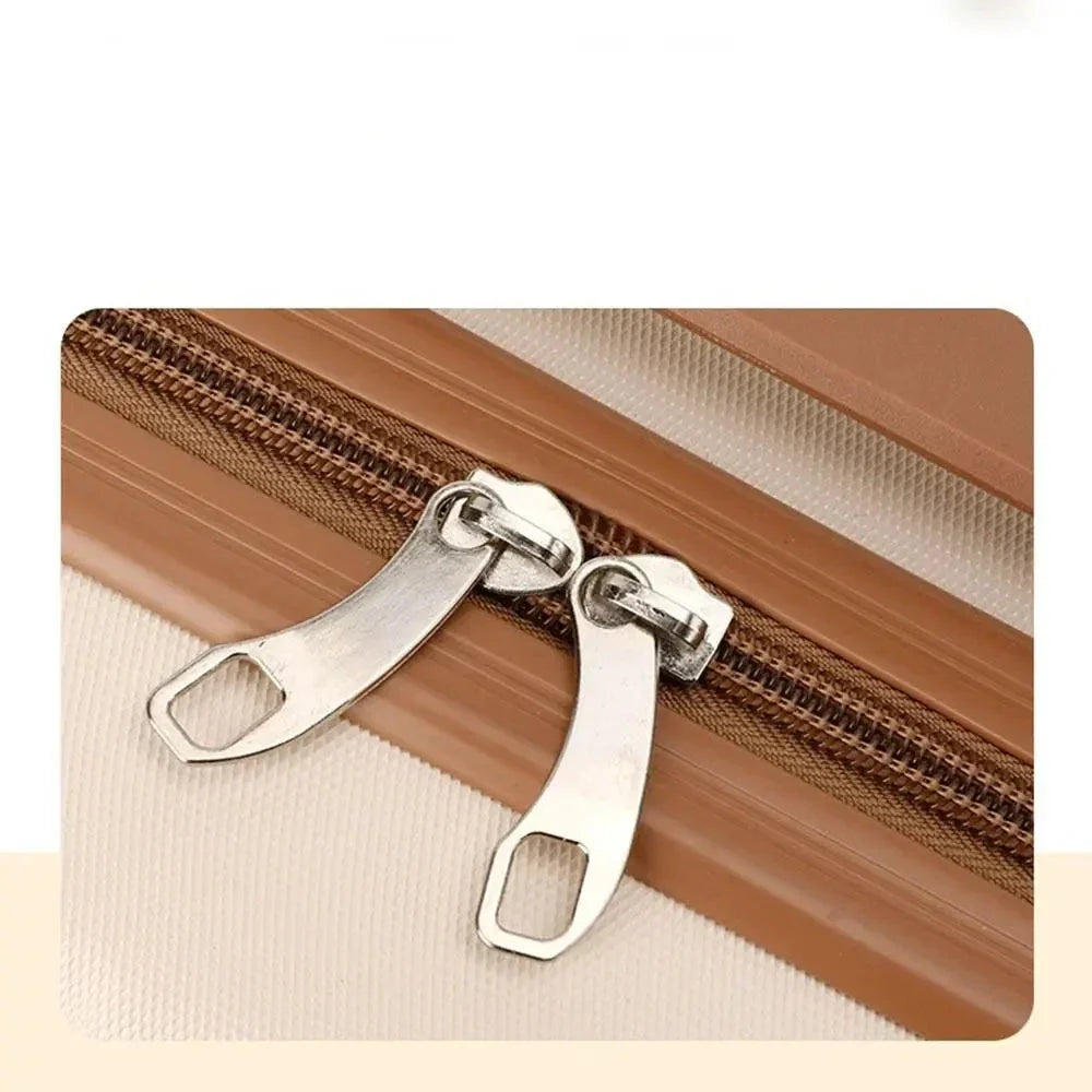 Doppia cerniera in metallo su valigia marrone, chiusura resistente per bagagli da viaggio. Design robusto e pratico per sicurezza e durata.