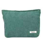 Borsa cosmetica verde in velluto a coste, etichetta Sozakka, design elegante e pratico, ideale per trucco e accessori da viaggio.