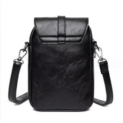 Borsa a tracolla in pelle nera, design elegante e compatto, con chiusura a patta e tracolla regolabile. Accessorio moda versatile per donna.