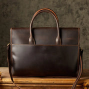 Borsa ventiquattrore in pelle marrone scuro, design elegante e classico, manici robusti, ideale per lavoro e ufficio. Accessorio moda uomo.