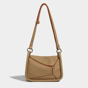 Borsa a tracolla in pelle beige, design moderno e geometrico, con tracolla regolabile. Accessorio moda elegante per donna.