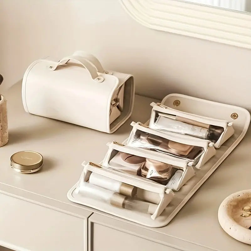 Borsa organizer per trucchi in pelle bianca, con scomparti trasparenti, su tavolo da trucco beige. Accessorio elegante per cosmetici.