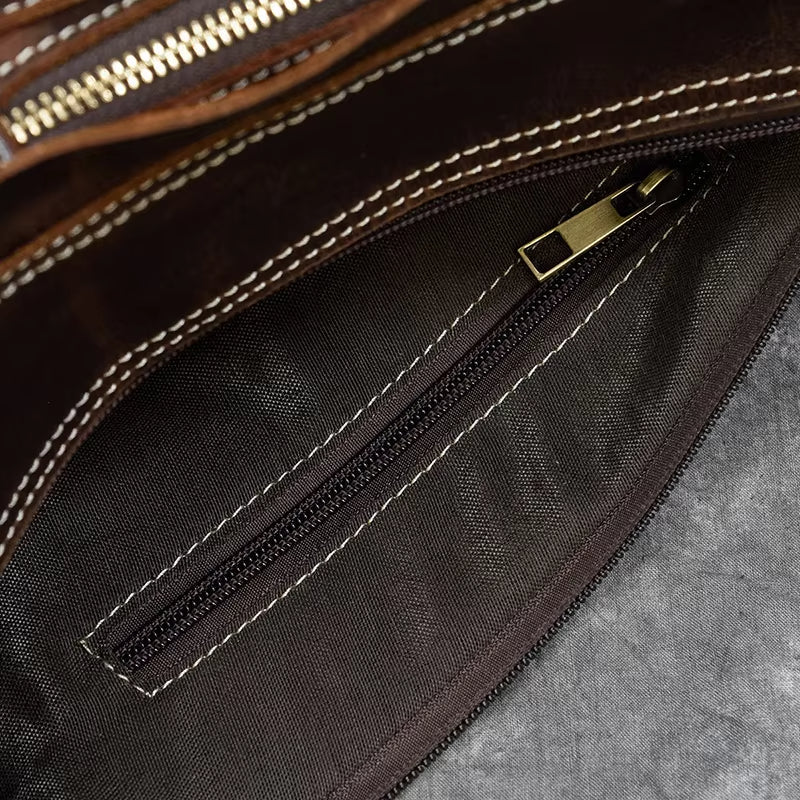 Interno di una borsa in pelle marrone con cerniera dorata e cuciture bianche. Design elegante, ideale per moda e accessori di lusso.