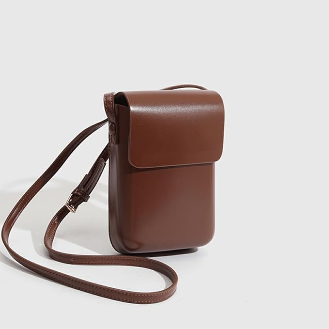 Borsa a tracolla in pelle marrone, design minimalista, chiusura a patta, ideale per smartphone e accessori, moda donna, accessorio elegante.
