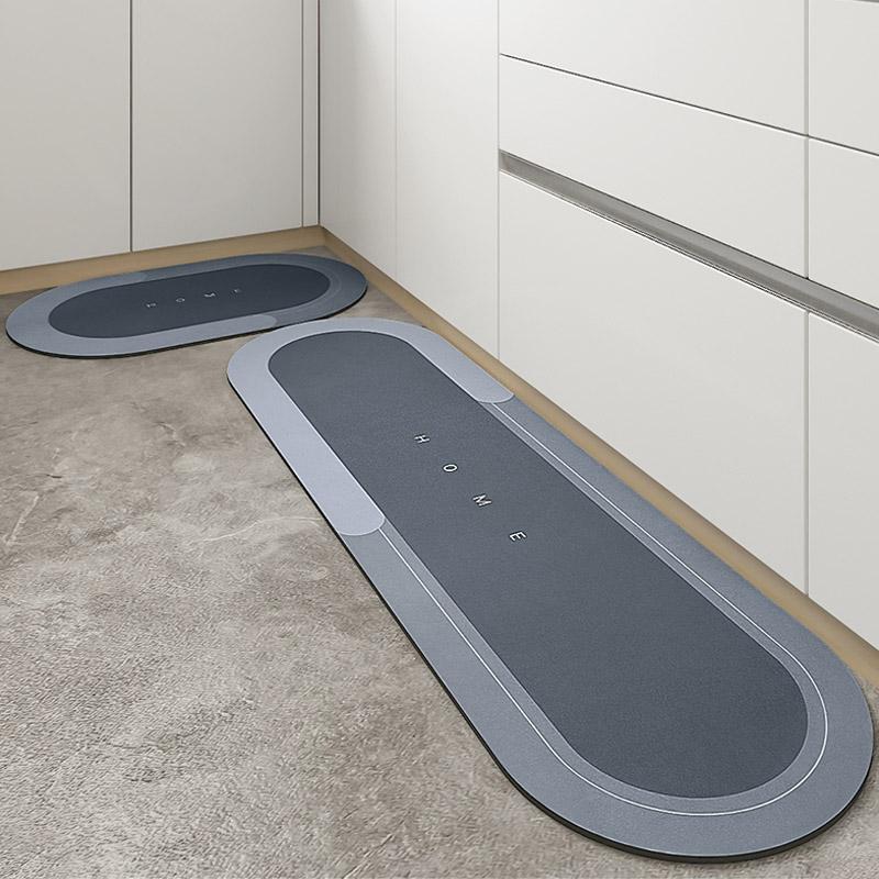 Tappeti da cucina antiscivolo grigi, design moderno, rettangolari, con scritta "HOME", su pavimento in cemento, adatti per arredamento contemporaneo.