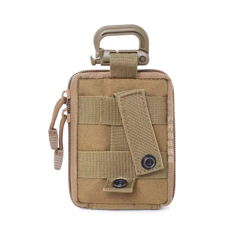 Custodia tattica in nylon marrone con moschettone, tasche multiple e chiusura a zip. Ideale per escursioni, campeggio e attività outdoor.