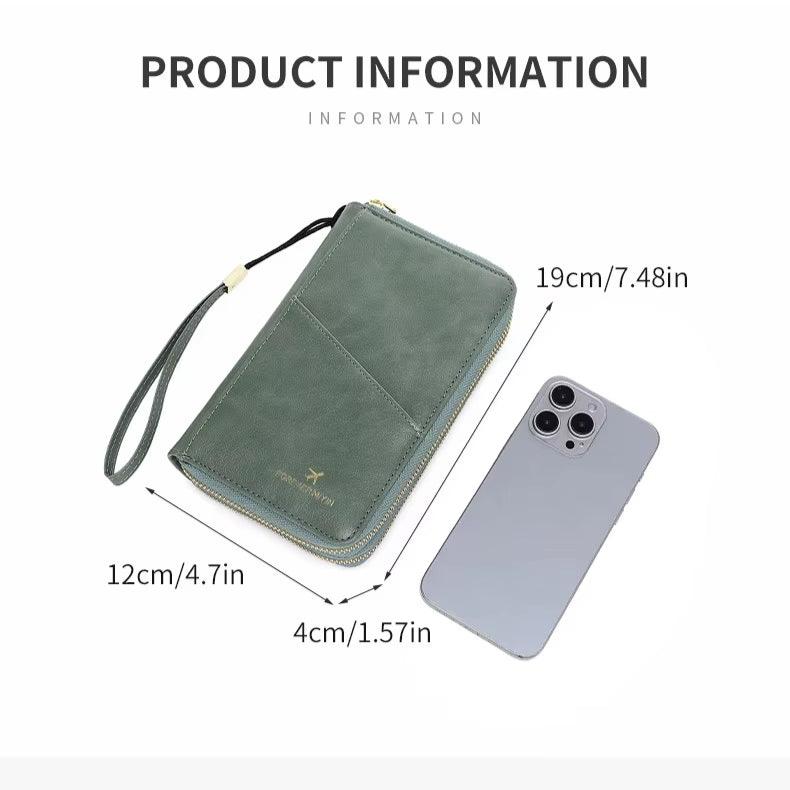 Portafoglio verde in pelle con cinturino, dimensioni 19x12x4 cm, accanto a uno smartphone grigio. Accessorio elegante e pratico per uomo e donna.