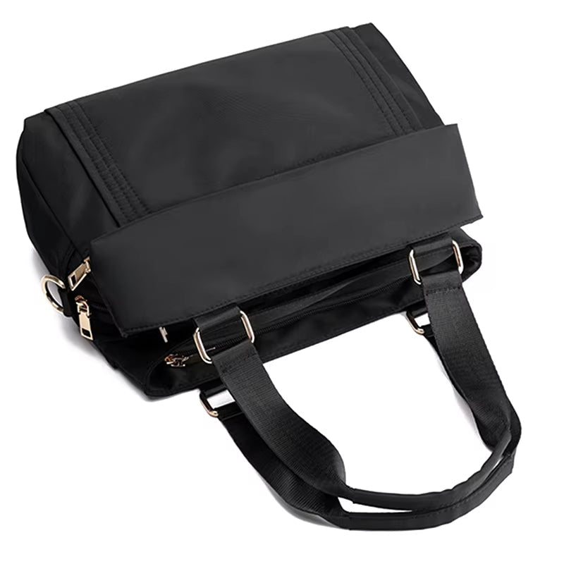 Borsa a tracolla nera elegante, design moderno, con manici resistenti e dettagli in metallo dorato. Ideale per lavoro e viaggi.