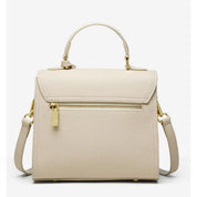 Borsa a mano beige in pelle con tracolla regolabile, tasca frontale con zip e dettagli dorati. Elegante accessorio moda donna.