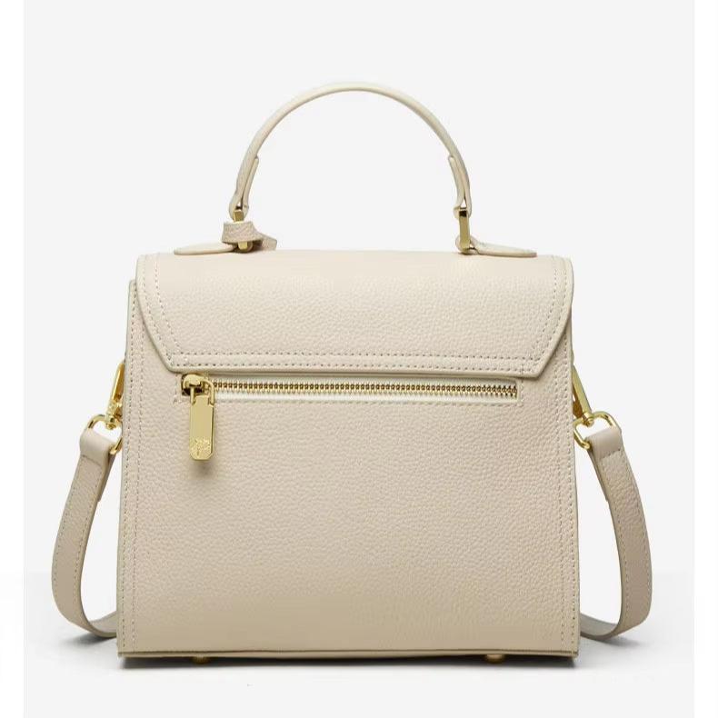 Borsa a mano beige in pelle con tracolla regolabile, tasca frontale con zip e dettagli dorati. Elegante accessorio moda donna.
