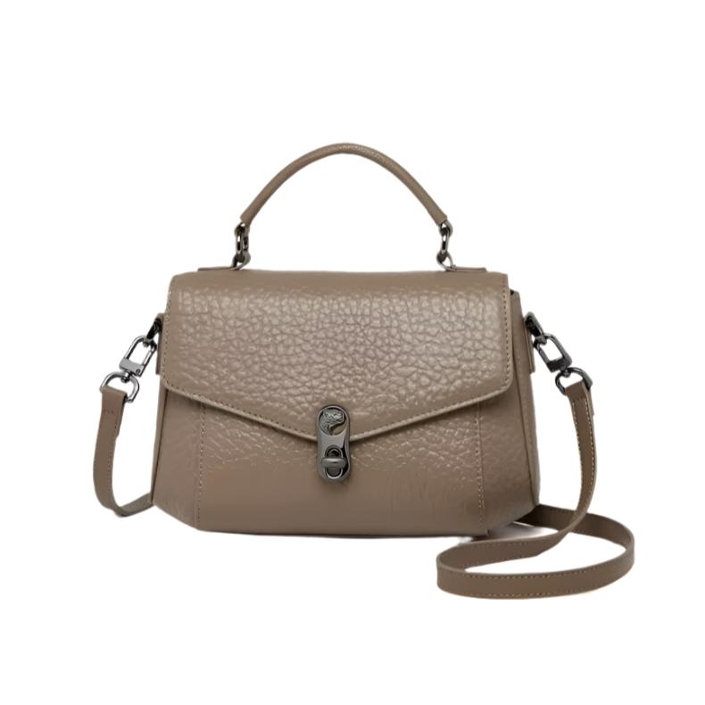 Borsa a tracolla in pelle marrone chiaro con manico superiore, chiusura a scatto e tracolla regolabile. Elegante accessorio moda donna.