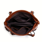 Borsa a tracolla in pelle marrone, vista dall'alto, con scomparti interni spaziosi e tasche multiple. Accessorio moda elegante e funzionale.