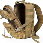 Zaino tattico militare beige, multifunzione, con cerniere robuste, spallacci imbottiti, sistema MOLLE, ideale per escursioni e outdoor.