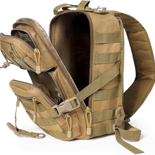 Zaino tattico militare beige, multifunzione, con cerniere robuste, spallacci imbottiti, sistema MOLLE, ideale per escursioni e outdoor.