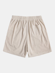 Pantaloncini beige a righe verticali, elastico in vita, tasca posteriore. Ideali per l'estate, moda casual uomo. Tessuto leggero e traspirante.