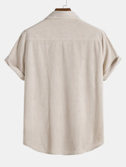 Camicia beige a righe verticali, maniche corte, colletto classico, tessuto leggero, stile casual, perfetta per l'estate.