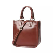 Borsa a mano in pelle marrone lucida con tracolla regolabile, design elegante e moderno, ideale per moda donna e accessori di lusso.