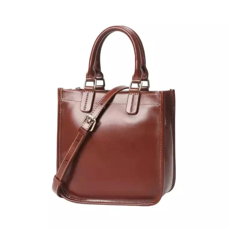 Borsa a mano in pelle marrone lucida con tracolla regolabile, design elegante e moderno, ideale per moda donna e accessori di lusso.