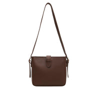 Borsa a tracolla in pelle marrone, design elegante e minimalista, ideale per moda donna. Accessorio versatile per ogni occasione.