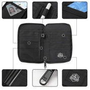 Portafoglio organizer nero con cerniera, scomparti multipli per carte, documenti e penne. Design compatto, ideale per viaggi e uso quotidiano.