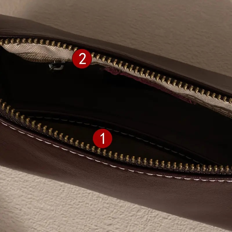 Borsa a tracolla in pelle marrone con cerniera aperta, vista interna. Design elegante, ideale per moda donna, accessori di lusso.
