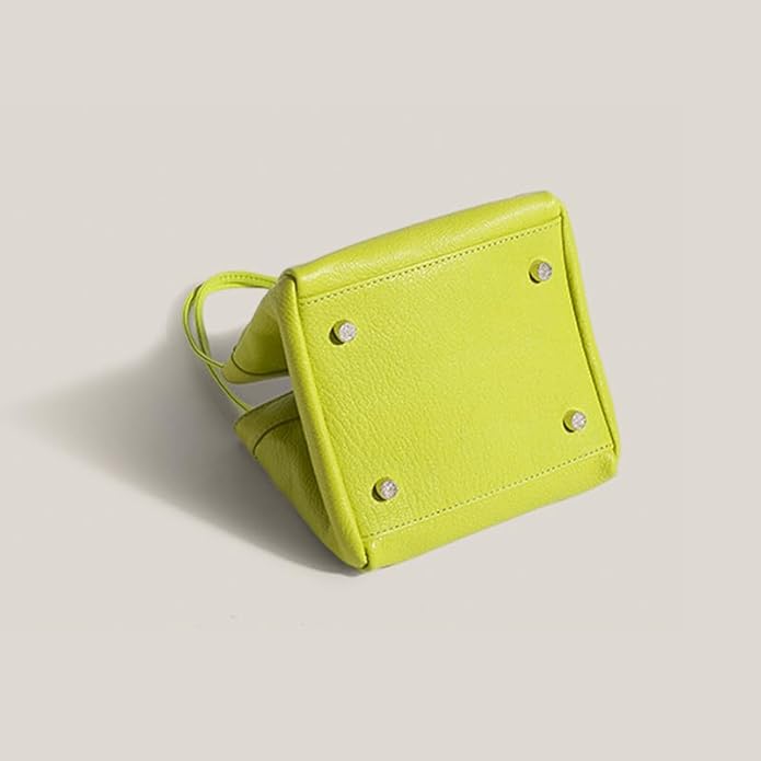 Borsa a tracolla in pelle gialla, design moderno, base quadrata con piedini metallici. Accessorio moda donna, elegante e versatile.