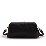 Borsa a tracolla nera in pelle, design elegante e minimalista, con chiusura a bottone e dettagli in metallo dorato. Accessorio moda donna.