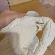 Giacca trapuntata bianca con cerniera dorata, tessuto morbido, dettaglio cuciture. Moda autunno inverno, abbigliamento donna elegante.