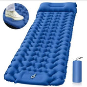 Materassino gonfiabile blu con cuscino integrato, ideale per campeggio e outdoor. Include pompa a pedale e borsa per il trasporto.