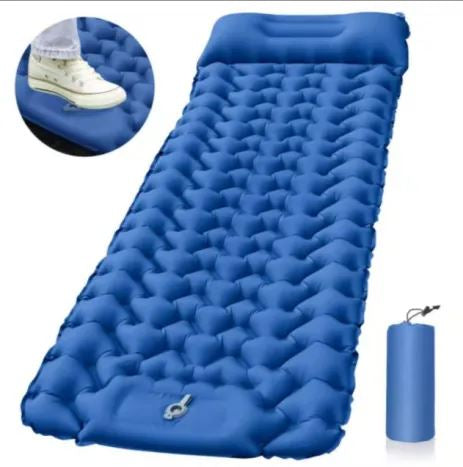 Materassino gonfiabile blu con cuscino integrato, ideale per campeggio e outdoor. Include pompa a pedale e borsa per il trasporto.