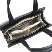 Borsa a mano in pelle nera con cerniera dorata, interno foderato beige, tasca interna con zip. Elegante accessorio moda donna.