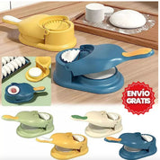 Macchina per ravioli colorata su tavolo da cucina, con impasto e ravioli. Strumento per fare ravioli, accessorio cucina, spedizione gratuita.