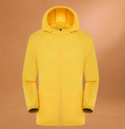 Giacca a vento gialla con cappuccio, chiusura a zip, design leggero e impermeabile. Ideale per attività outdoor e sportivi.