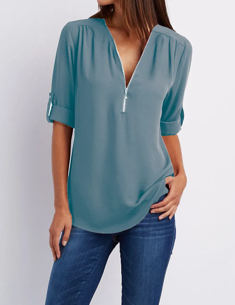 4 arrotolabili, abbinata a jeans. Elegante e casual, ideale per moda femminile quotidiana.