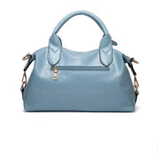 Borsa a mano in pelle blu chiaro, design elegante con tasca frontale con zip, manici robusti e tracolla regolabile. Accessorio moda donna.