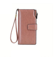 Portafoglio donna in pelle marrone con cinturino da polso, design elegante e funzionale, ideale per organizzare carte e contanti.