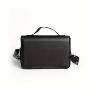 Borsa a tracolla in pelle nera, design elegante e minimalista, con manico superiore e tracolla regolabile. Accessorio moda unisex.