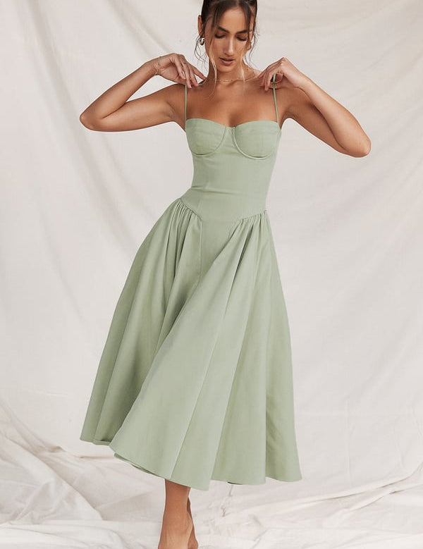 Abito midi verde salvia elegante, senza maniche, con scollo a cuore e gonna svasata. Perfetto per eventi estivi e cerimonie.