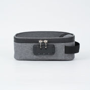 Borsa da viaggio grigia con chiusura a combinazione, maniglia laterale e design compatto. Ideale per organizzare accessori e oggetti personali.