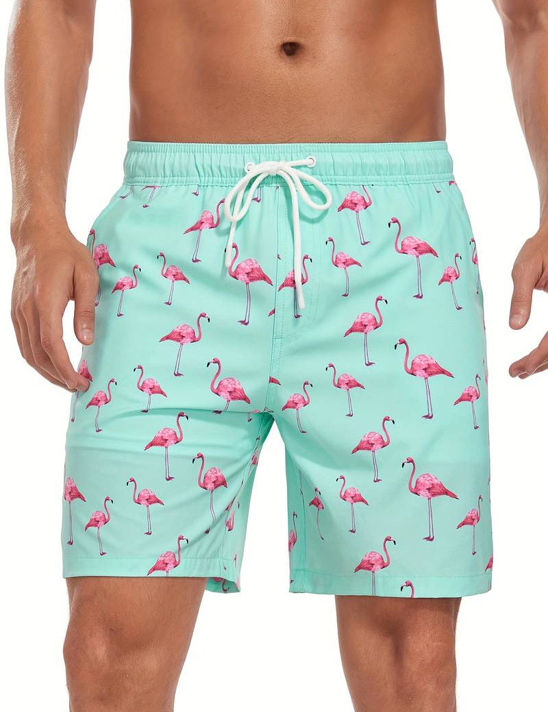 Costume da bagno uomo verde menta con stampa fenicotteri rosa, elastico in vita e laccio regolabile. Moda mare estiva, stile tropicale.