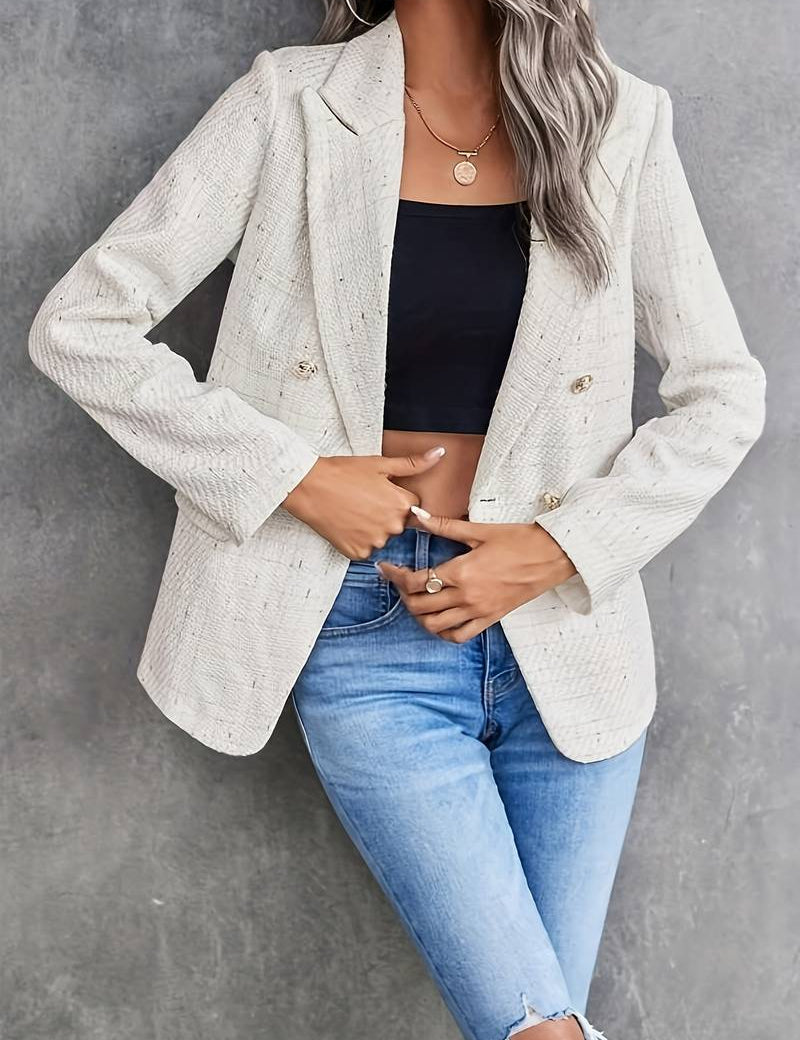 Giacca blazer bianca elegante su donna con top nero e jeans, stile casual chic, moda femminile, abbigliamento autunnale, sfondo grigio.