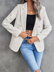 Giacca blazer bianca elegante su donna con top nero e jeans, stile casual chic, moda femminile, abbigliamento autunnale, sfondo grigio.