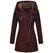 Cappotto donna invernale, rosso scuro, con cappuccio, maniche in ecopelle nera trapuntata, chiusura zip asimmetrica. Elegante e caldo.