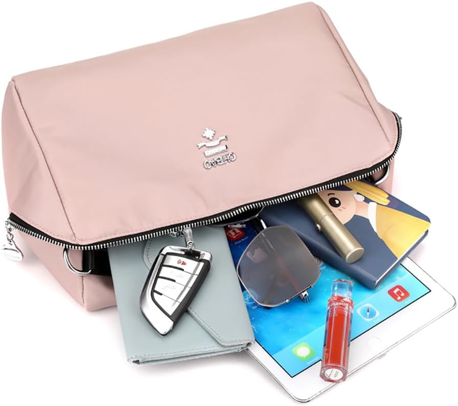 Borsa organizer rosa con zip aperta, contenente tablet, portafoglio, chiavi, occhiali da sole e rossetto. Accessori moda donna, praticità viaggio.
