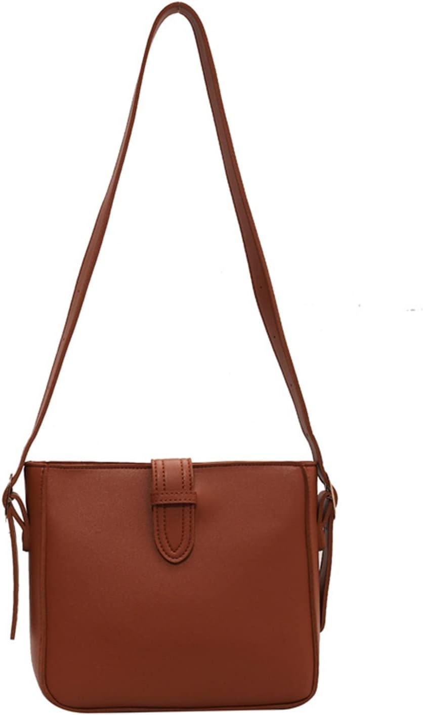 Borsa a tracolla in pelle marrone, design minimalista, chiusura a patta, ideale per moda donna, accessorio elegante e versatile.