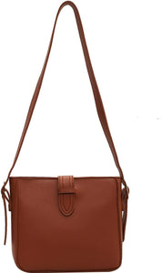 Borsa a tracolla in pelle marrone, design minimalista, chiusura a patta, ideale per moda donna, accessorio elegante e versatile.