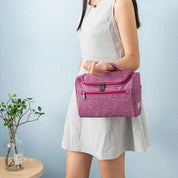 Donna con borsa termica rosa, elegante e pratica, ideale per picnic e pranzi fuori casa. Design moderno, tessuto resistente.