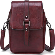 Borsa a tracolla in pelle marrone scuro, design elegante e compatto, con chiusura a fibbia e tracolla regolabile. Accessorio moda uomo/donna.